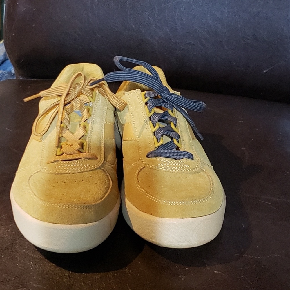 Diadora mens shoes.